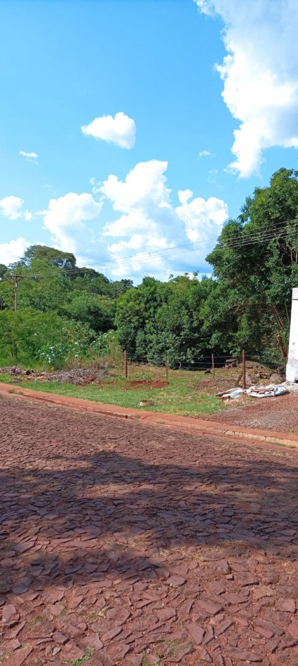 Gran terreno centrico sobre empedrado con salida a tres calles.