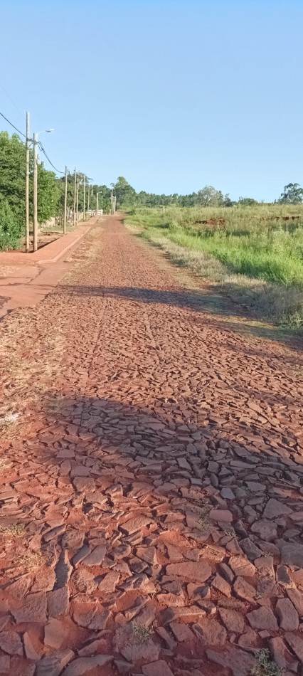 Gran terreno en esquina empedrado