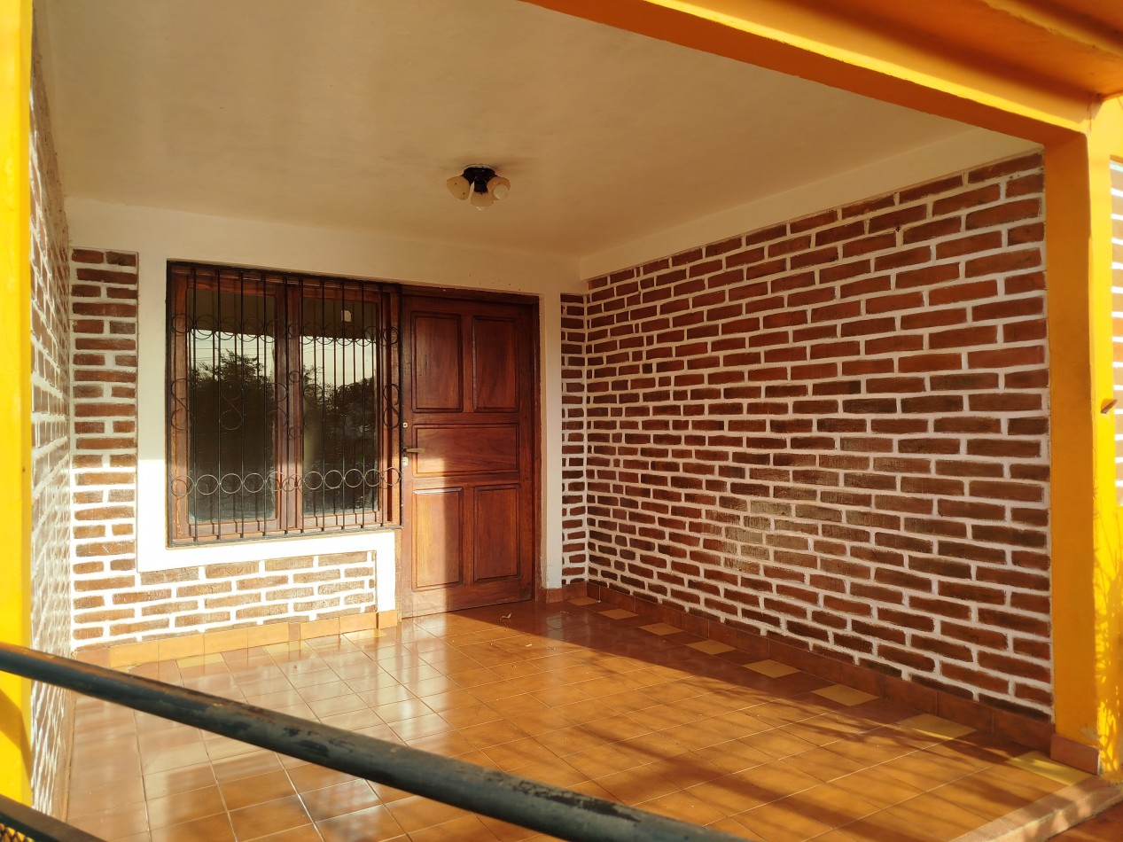 Casa amplia con patio y quincho en alquiler - Barrio Hospital