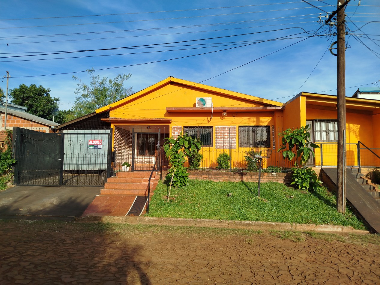 Casa amplia con patio y quincho en alquiler - Barrio Hospital
