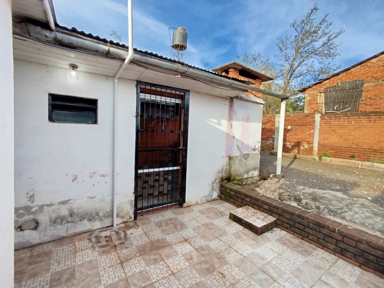 Casa amplia con patio y quincho en alquiler - Barrio Hospital