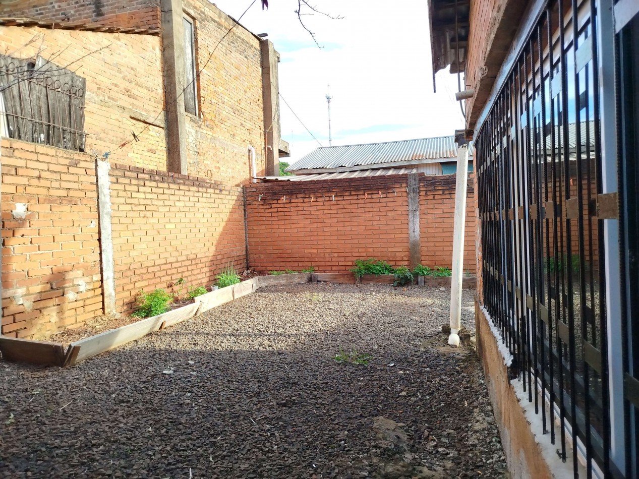 Casa amplia con patio y quincho en alquiler - Barrio Hospital