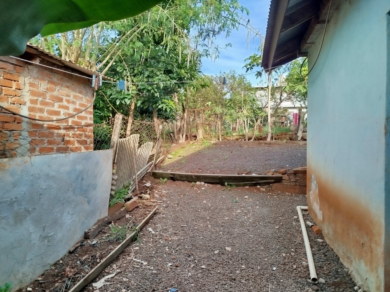 Casa amplia con patio y quincho en alquiler - Barrio Hospital