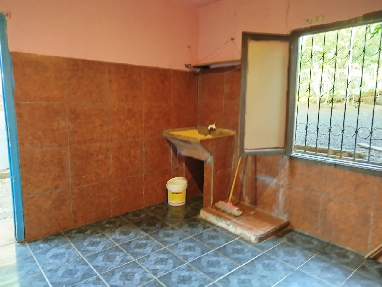Casa amplia con patio y quincho en alquiler - Barrio Hospital