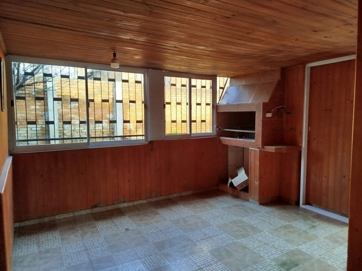 Casa amplia con patio y quincho en alquiler - Barrio Hospital