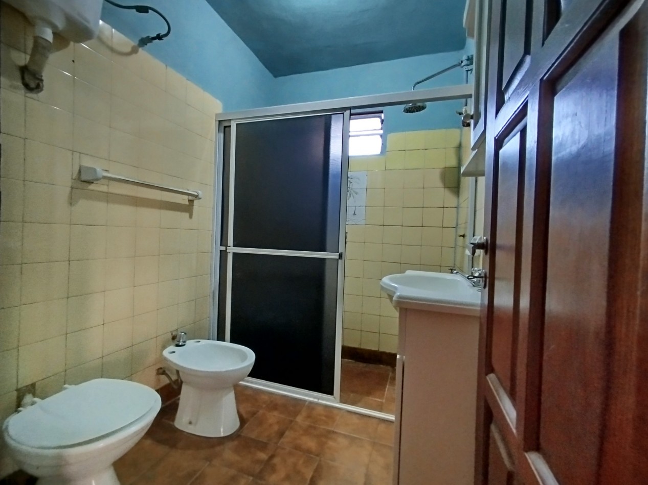 Casa amplia con patio y quincho en alquiler - Barrio Hospital