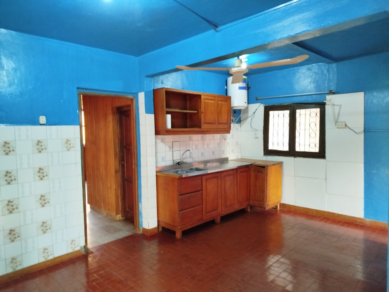 Casa amplia con patio y quincho en alquiler - Barrio Hospital