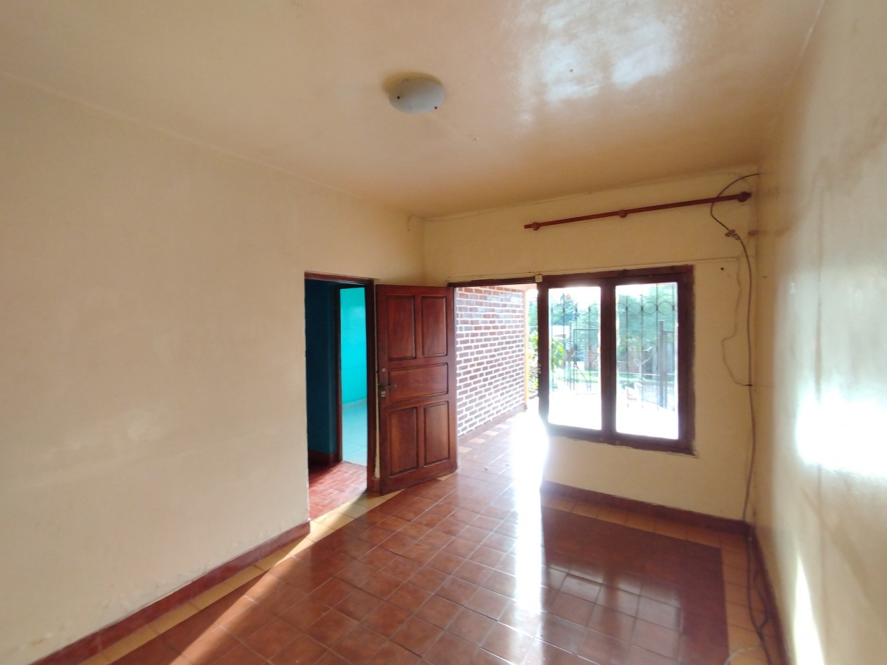 Casa amplia con patio y quincho en alquiler - Barrio Hospital