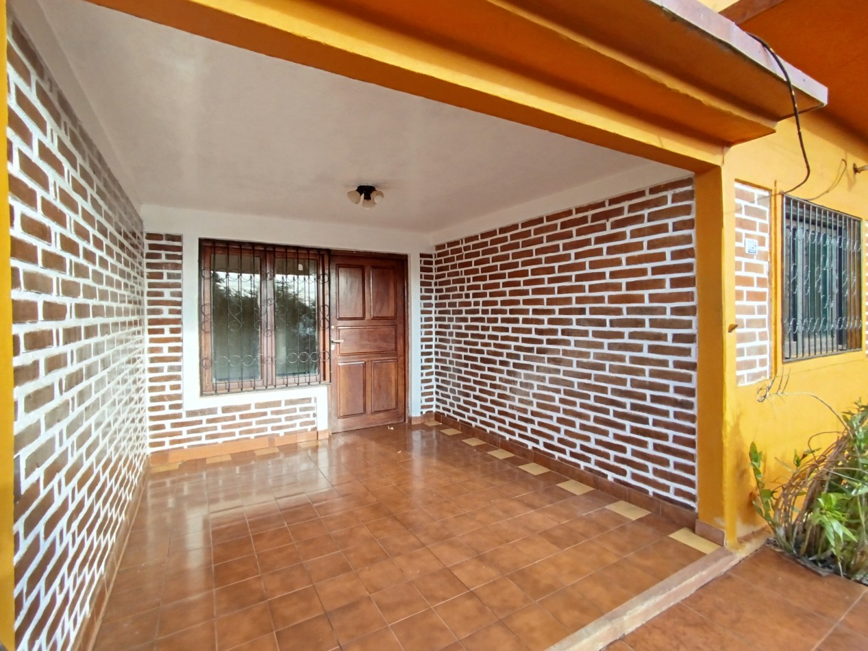 Casa amplia con patio y quincho en alquiler - Barrio Hospital