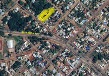 Gran terreno centrico sobre empedrado con salida a tres calles.