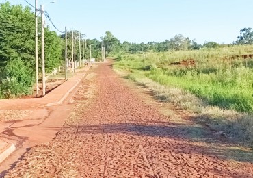 Gran terreno en esquina empedrado